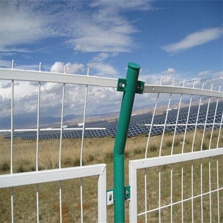 河南光伏电站围栏网,太阳能发电区围栏网表面处理方式
